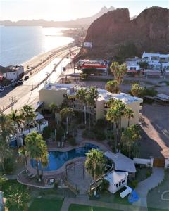 圣卡洛斯特塔卡维庄园酒店的一个带游泳池和海滩的度假胜地