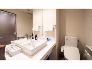 宫古岛Hotel Torifito Miyakojima Resort - Vacation STAY 79471v的浴室配有白色水槽和卫生间。