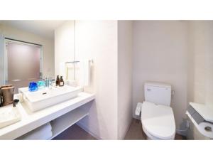 宫古岛Hotel Torifito Miyakojima Resort - Vacation STAY 79486v的白色的浴室设有卫生间和水槽。