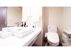 宫古岛Hotel Torifito Miyakojima Resort - Vacation STAY 79476v的浴室配有白色水槽和卫生间。