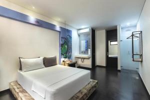 麦德林Hotel Medellin Art的一间带白色床的卧室和一间浴室