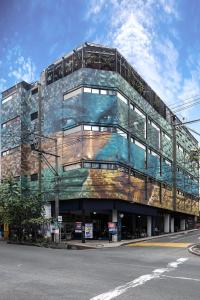 麦德林Hotel Medellin Art的一面有画的建筑物