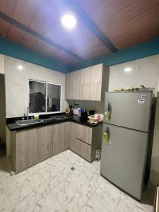 圣玛尔塔Villa Carolina SM的厨房配有冰箱和水槽