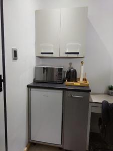 EvanderCheers的厨房配有微波炉和台面