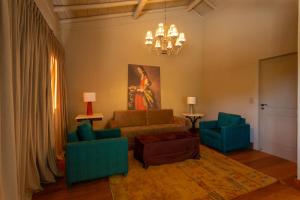 佩德拉阿祖尔Quinta dos Manacás Pousada - Pedra Azul - Rota dos Lagos的客厅配有沙发和两把椅子
