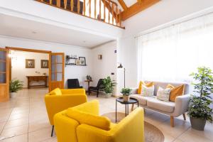 拉拉古纳Casa Lali Habitación 2的客厅配有黄色椅子和桌子