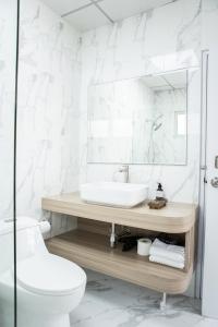 莱卡邦The Golden House @ Suvarnabhumi的白色的浴室设有水槽和卫生间。