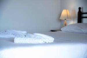 阿莫利亚尼岛Villas Gemeli的床上有两条白色毛巾