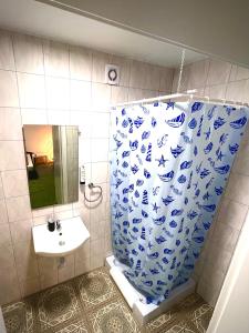 汉堡Hotel Hamburg Inn的浴室设有蓝色和白色的淋浴帘