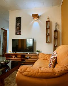 雅温得Charmant appartement proche de Yaoundé Centre的带沙发和平面电视的客厅