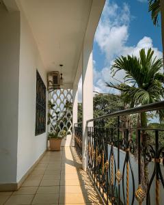 雅温得Charmant appartement proche de Yaoundé Centre的棕榈树建筑的阳台