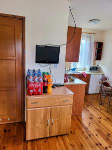 Family Kamp Domaniów的厨房配有木橱柜顶部的苏打水瓶