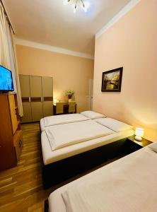 维也纳列支敦士登旅馆的酒店客房设有两张床和一台平面电视。
