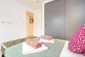伦敦Belgravia Residence的卧室配有2条毛巾。