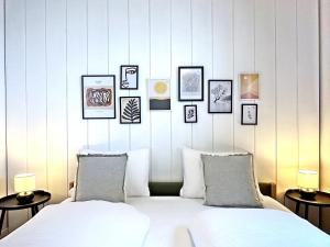 苏尔勒吉Sport, Natur, Erholung, Ski & Kite, 45m2/2P - AP66的卧室配有一张白色床,墙上挂有照片