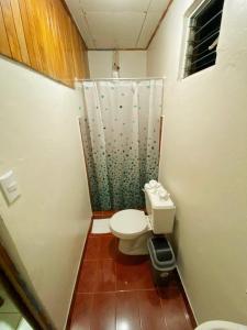 纽沃阿雷纳尔Cabinas Morpho Gardens的一间带卫生间和淋浴的小浴室