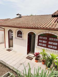 圣若泽Morada Verde - AP 2 quartos的一座小房子,有大门和一些植物
