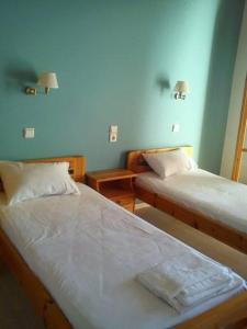 蒂锡利维索佛斯公寓的一间设有两张床的房间和墙上的两盏灯