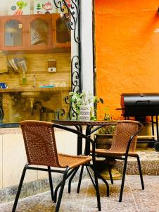 卡哈马卡Minidepa hermosa vista - H. El Casero的商店前的一张桌子和两把椅子