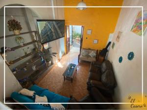卡哈马卡Minidepa hermosa vista - H. El Casero的享有带蓝色沙发的客厅的顶部景色。