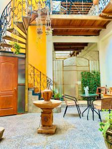 卡哈马卡Minidepa hermosa vista - H. El Casero的庭院设有喷泉和桌椅。