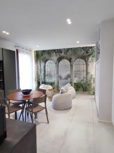 科内利亚诺AL PONTE design apartment的一个带桌椅的大客厅