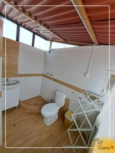 卡哈马卡Minidepa hermosa vista - H. El Casero的一间带卫生间和水槽的浴室