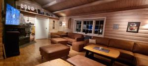 高尔Kontakten by Norgesbooking - large cabin for families and groups的带沙发和电视的客厅