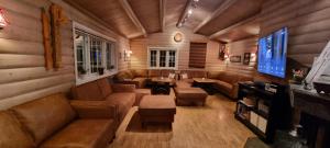 高尔Kontakten by Norgesbooking - large cabin for families and groups的带沙发和电视的大型客厅