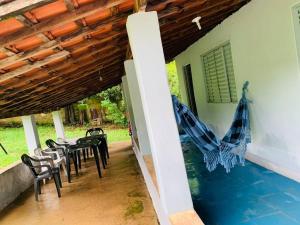 波苏阿莱格里Chácara Vale dos Eucaliptos的一个带桌椅的庭院和一个游泳池