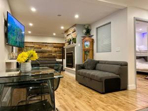 北温哥华Westview Vacation Rental - Two BR House的客厅配有沙发和桌子
