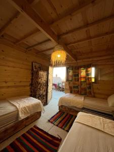 阿加迪尔Heaven Surf Camp的一间卧室配有两张床和吊灯。