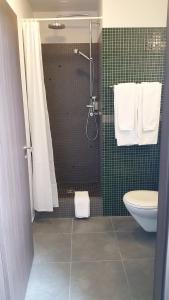 瓦拉斯卡尔夫酒店的一间浴室