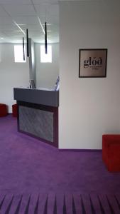 埃基斯蒂尔瓦拉斯卡尔夫酒店的一个空房间,有柜台和紫色地毯