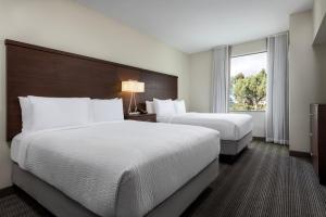 卡尔斯巴德Staybridge Suites Carlsbad/San Diego, an IHG Hotel的酒店客房设有两张床和窗户。