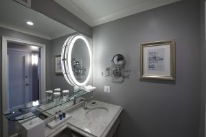 里贾纳萨斯卡特彻温省签名系列酒店的一间带水槽和镜子的浴室