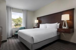 卡尔斯巴德Staybridge Suites Carlsbad/San Diego, an IHG Hotel的酒店客房设有床和窗户。