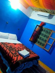 IfriLuna del fuego的蓝色的客房设有床和窗户。