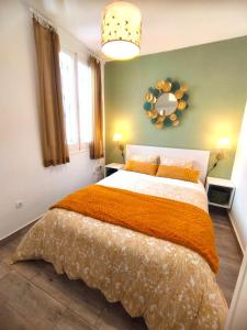 马德里Madrid Centro的一间卧室配有一张带橙色毯子的大床