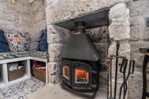波特兰Duke’s Cottage的客房内的石头壁炉及炉灶