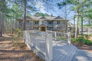 格林斯伯勒Chic Greensboro Condo with Lake Oconee Access!的白色围栏和木行道的房子