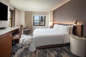 圣地亚哥威斯汀圣迭戈瓦斯灯街区酒店的酒店客房设有一张大床和一张书桌。
