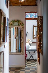 伊维萨镇Ibiza Boutique Guest House的通往带镜子和沙发的房间的门道