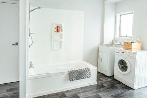 卡塔尼Sunrise Accommodation的白色洗衣房配有洗衣机和烘干机