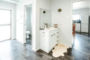 卡塔尼Sunrise Accommodation的白色的浴室设有水槽和卫生间。