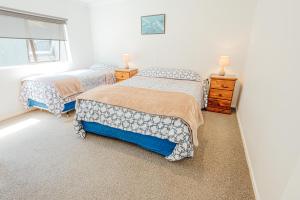 卡塔尼Sunrise Accommodation的一间卧室设有两张床和窗户。