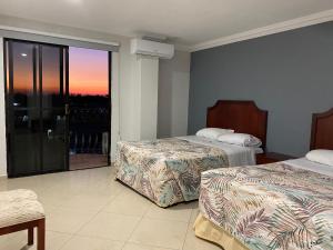 坦皮科皇冠嘉逸坦皮科酒店的酒店客房设有两张床和大窗户。