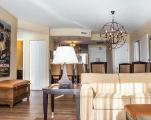 皮奥里亚布鲁格林西勃拉威塔斯艾森德温泉度假酒店的客厅配有沙发和带台灯的桌子