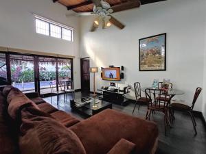 雅科Casa Gris in Jaco的客厅配有沙发和桌子