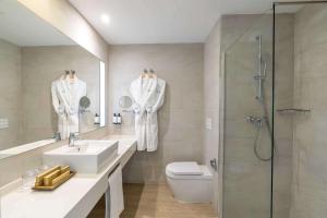 福恩吉罗拉Occidental Fuengirola的浴室配有盥洗盆、卫生间和淋浴。